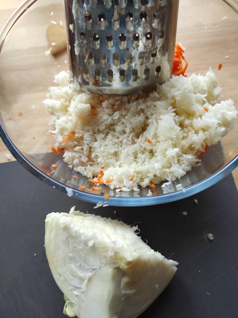 káposztát reszelve